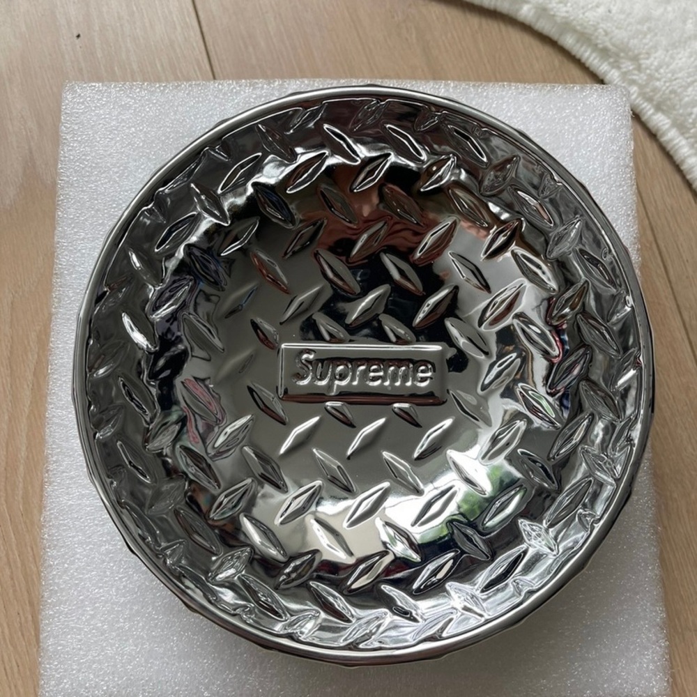 Supreme dog bowl Metal grey silver collectible Diamond plate ss23 box ceramic og